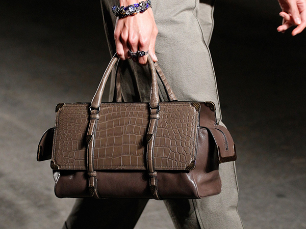 خدمة جديدة من Bottega Veneta ... توقيعك على حقيبتك